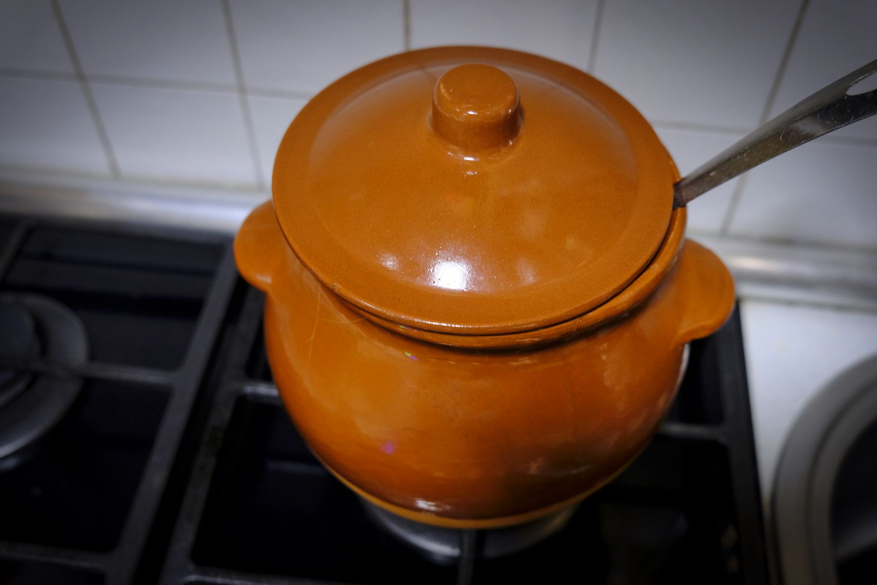 Puchero de barro al fuego